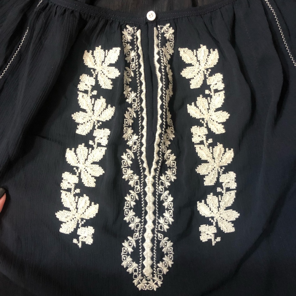 [hollister] small navy top with floral print - Picture 4 of 4